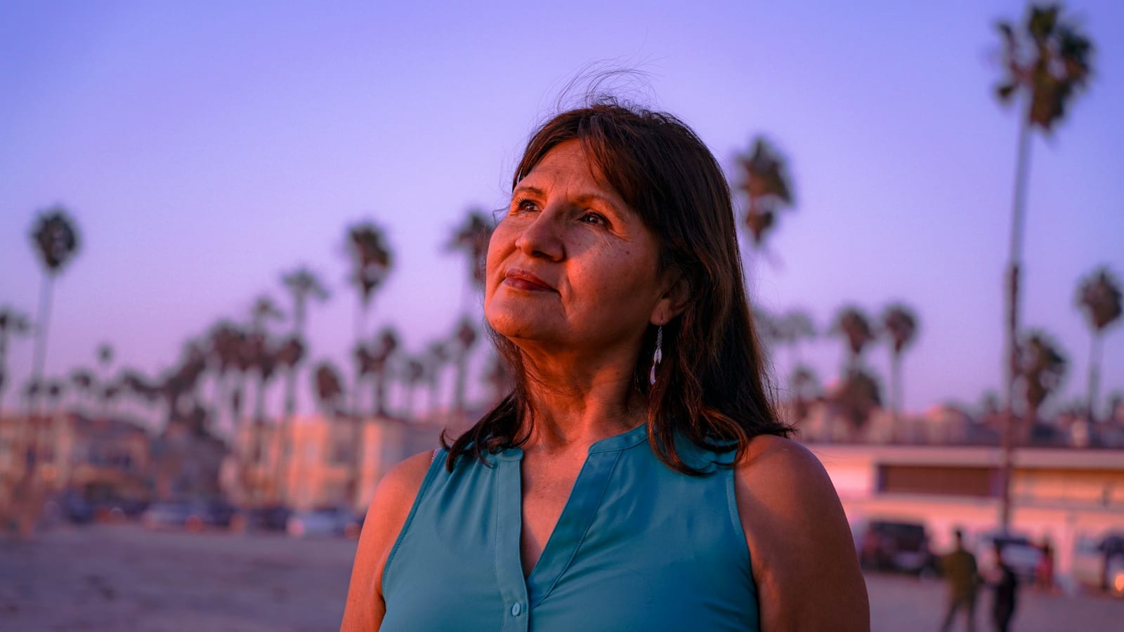 Selbstbewusste reife Frau bei Sonnenuntergang