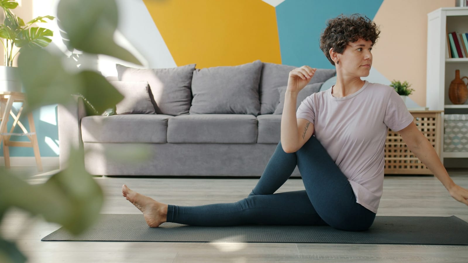 Reife Frau in aktiver Yoga-Haltung